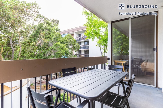 Building Photo - 65 W 5th Ave