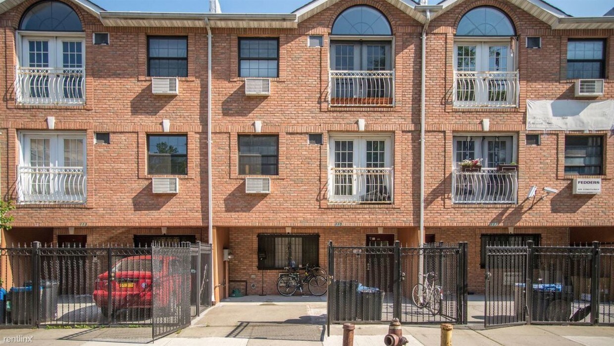 Foto del edificio - 3 br, 1 bath Apartment - 113 Maujer St Apt 2G