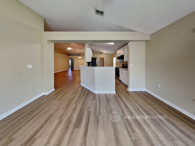 Building Photo - 1128 White Oak Cir