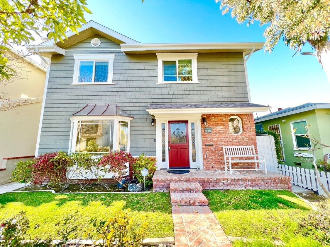 Primary Photo - A Beautifully Large 4 Bedroom 4 Bathroom H...