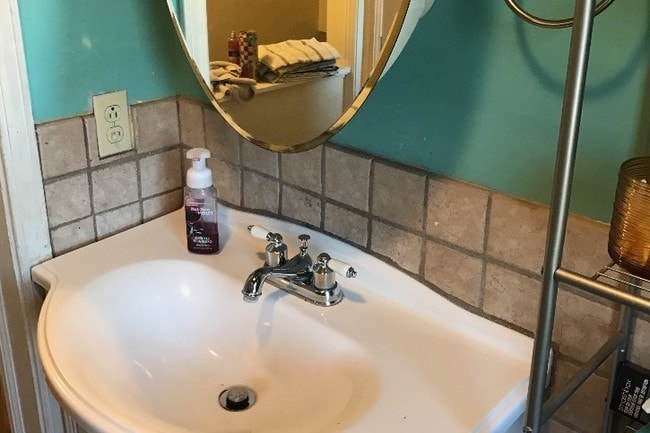 Bathroom (2nd floor) - 364 McKenzie St N