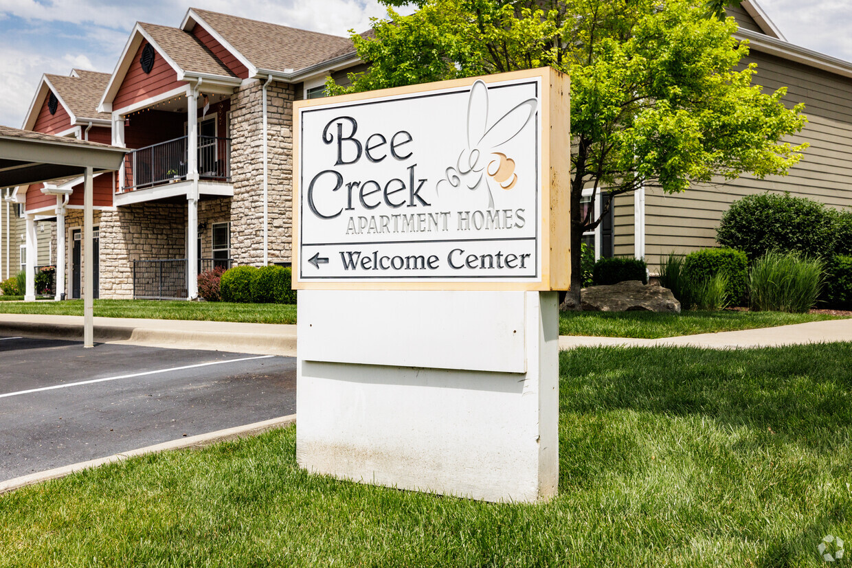 Foto principal - Bee Creek Apartment Homes