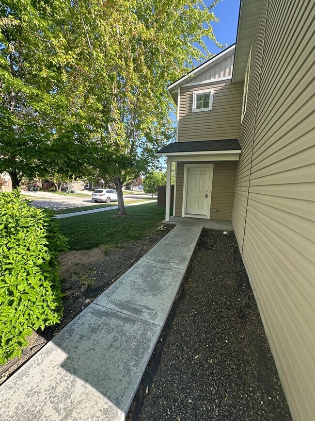 Foto del edificio - Ready for Move In - Cedar Creek Spacious L...
