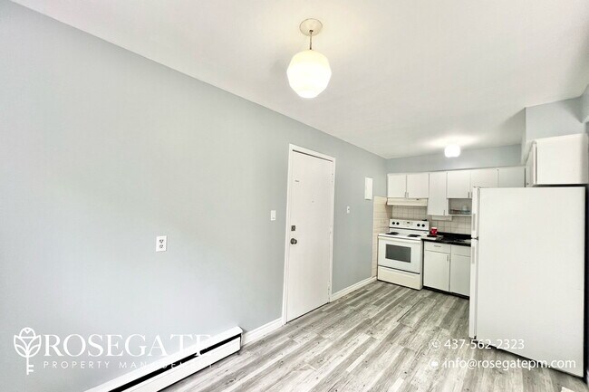 Photo du bâtiment - Newly Renovated 3-Bedroom Apartment in Kit...