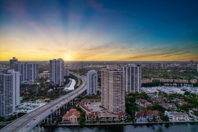 Foto del edificio - 19355 Turnberry Way
