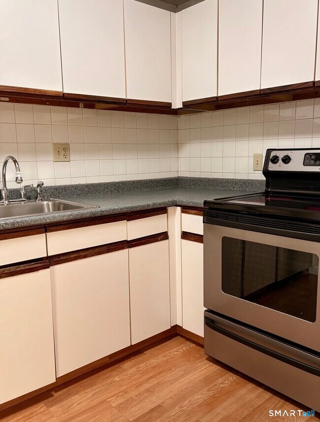 Foto del edificio - 70 Burgundy Hill Ln