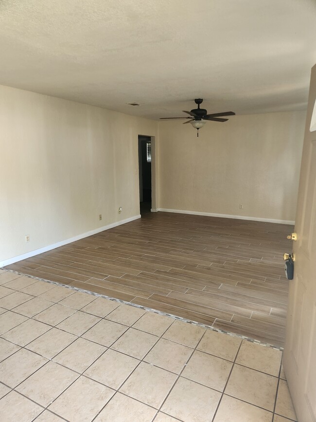 Foto del edificio - 6945 Woodley Dr