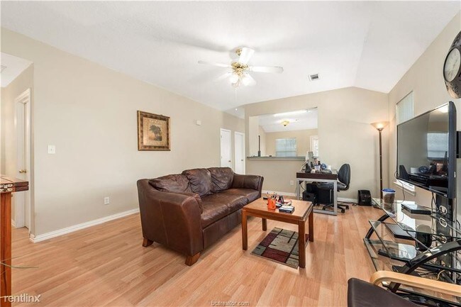 Building Photo - 3 br, 2 bath Duplex - 1603 Enloe Ct