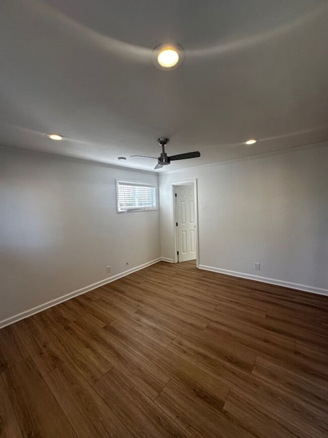 Building Photo - Charming studio