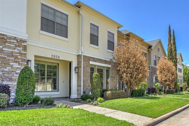 Foto del edificio - 2050 Palm Forest Ln