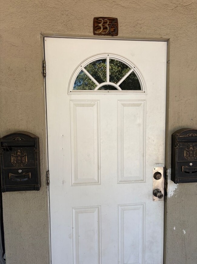 Building Photo - Spacious two bedroom conveniently located ...