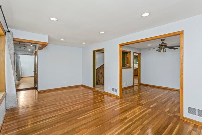 Building Photo - 8032 S Kirkland Ave