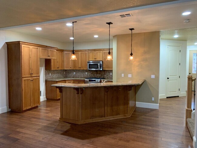Foto del edificio - COMING SOON! GORGEOUS Townhome...  LOCATION , LOCATION near Peace Health Hospital