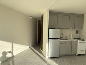 Building Photo - 750 Amana St