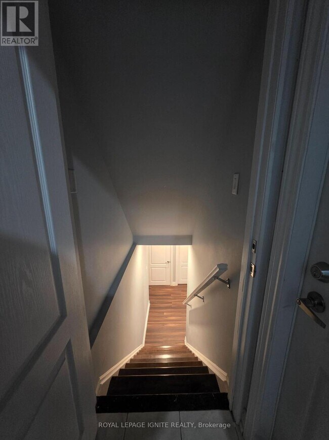 Building Photo - 39 Begonia Crescent