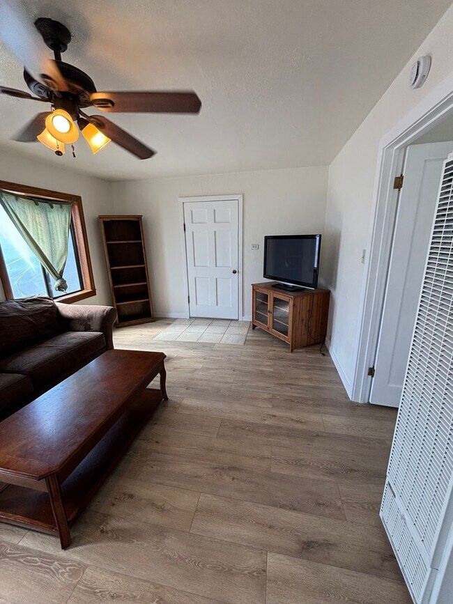 Foto del edificio - Furnished  Spacious 1 Bedroom / 1 Bath Upp...