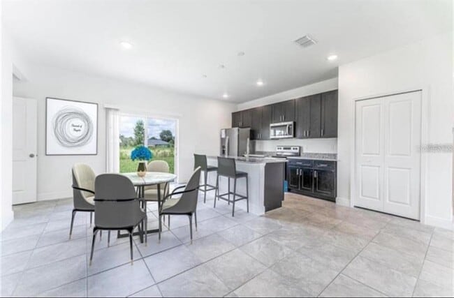 Building Photo - 799 W Country Club Blvd