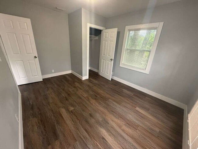 Building Photo - Freshly renovated 3/1 home!