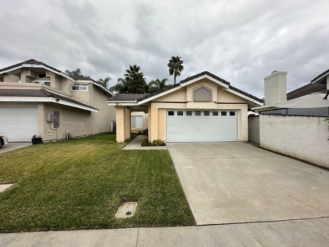 Building Photo - Gorgeous 2-bed/2-bath desirable part of La...