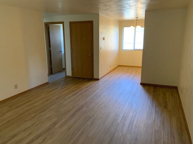 Building Photo - 2 bedroom in River Road Area