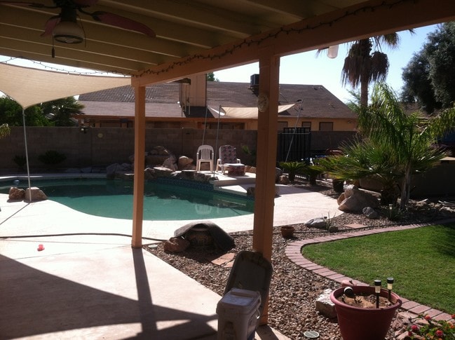 Foto del edificio - 465 E Providence Dr