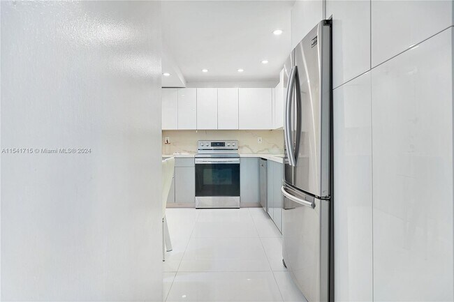 Building Photo - 9511 Collins Ave