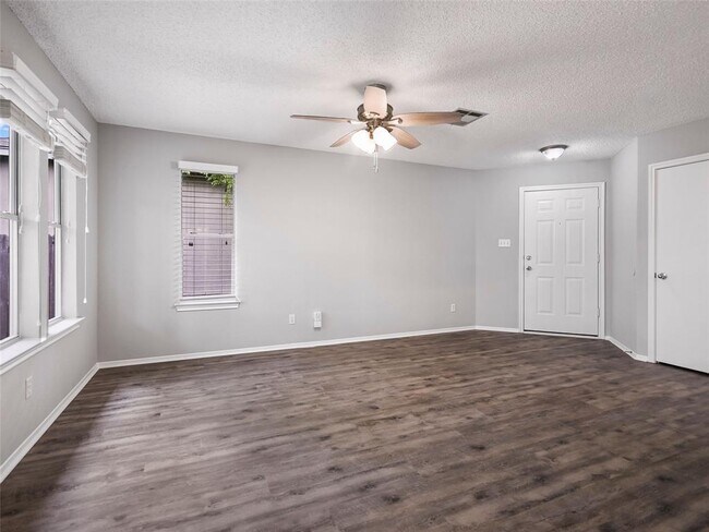 Foto del edificio - 1411 Hollow Tree Blvd