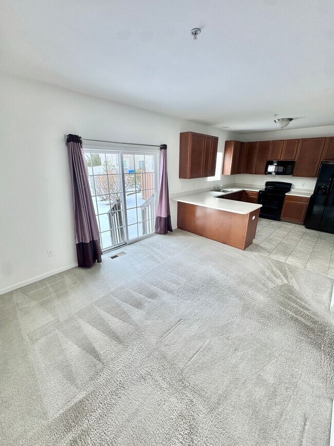 Foto del edificio - THREE BEDROOM TOWNHOME- PARKLAND SCHOOLS