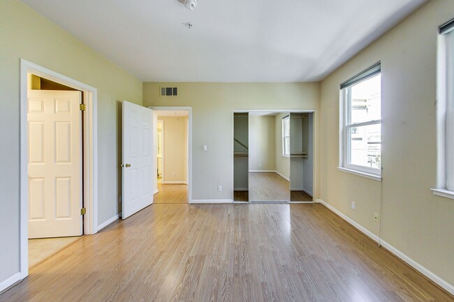 Foto del edificio - Beautiful Ready to Move-in 2BR/2BA Condo