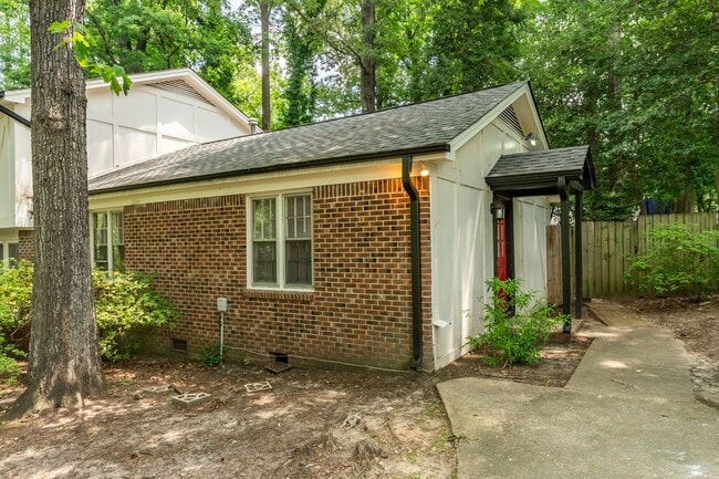Building Photo - End unit Townhouse with large backyard: Av...