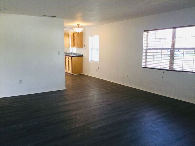 Foto del edificio - 2400 S Grant St