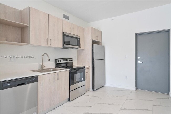 Building Photo - 420 SW 7th Ave