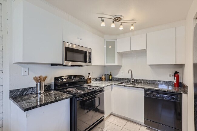 Building Photo - 2 Bedroom 1 Bathroom Condo in Cherry Creek!