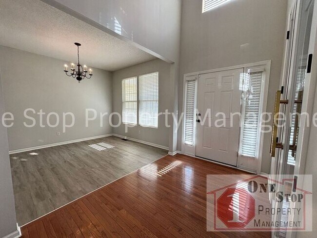 Foto del edificio - Luxury 5 bedroom, 4 bathroom Home Availabl...