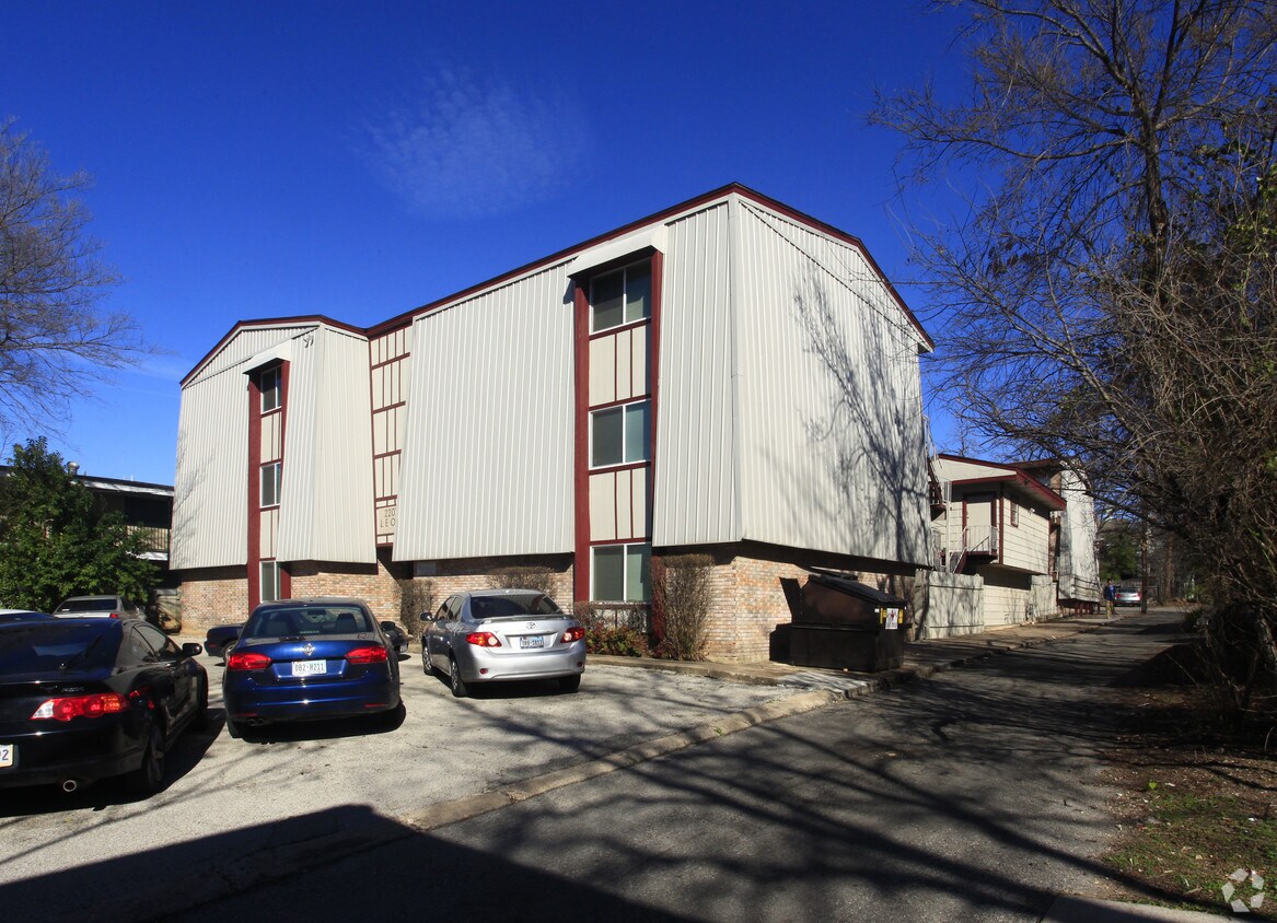 Primary Photo - 2207 Leon St