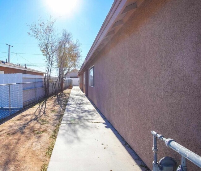 Foto del edificio - 16475 Vine St