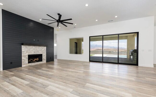 Foto del edificio - 163 W Ridge Rd