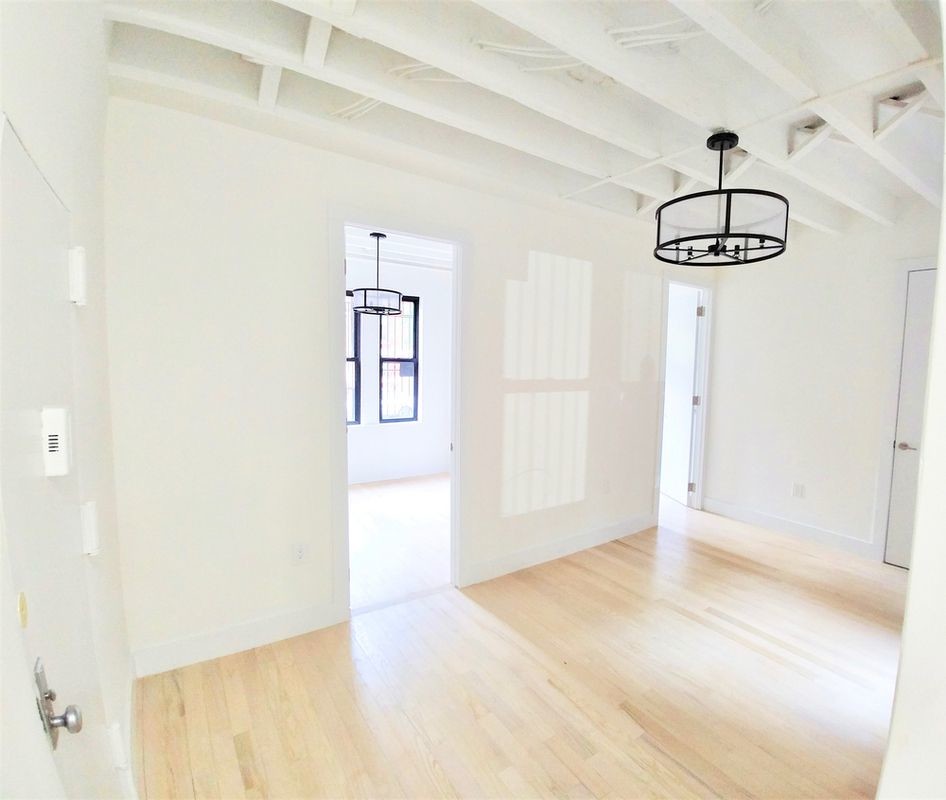 Primary Photo - 242 Bainbridge St