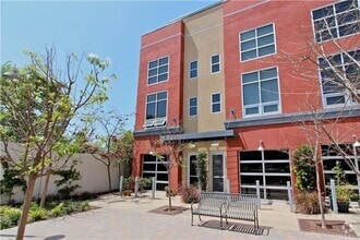 Building Photo - 665 Poinsettia St N