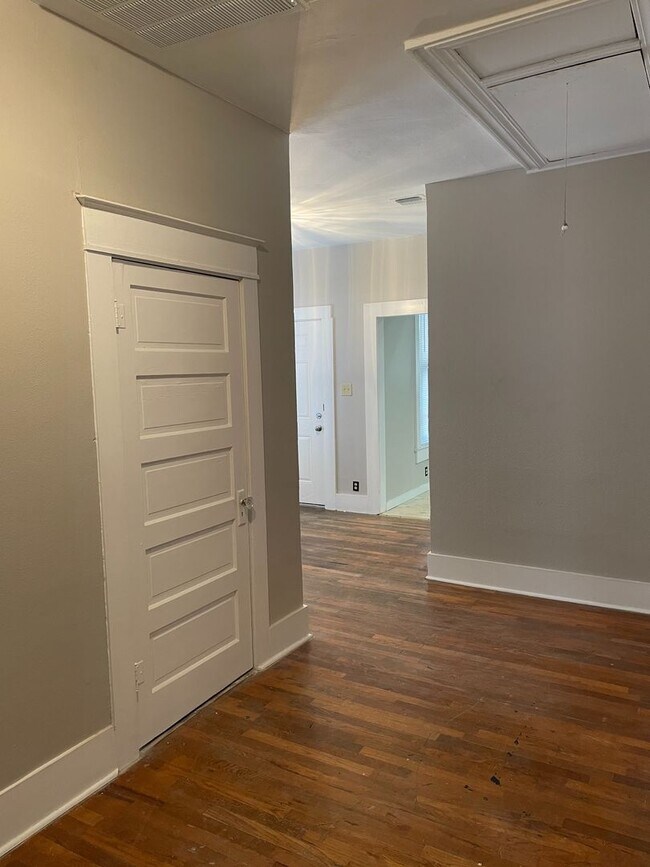 Building Photo - 539 Olive St