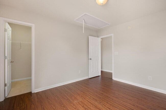 Foto del edificio - 5020 Babbling Brook Dr