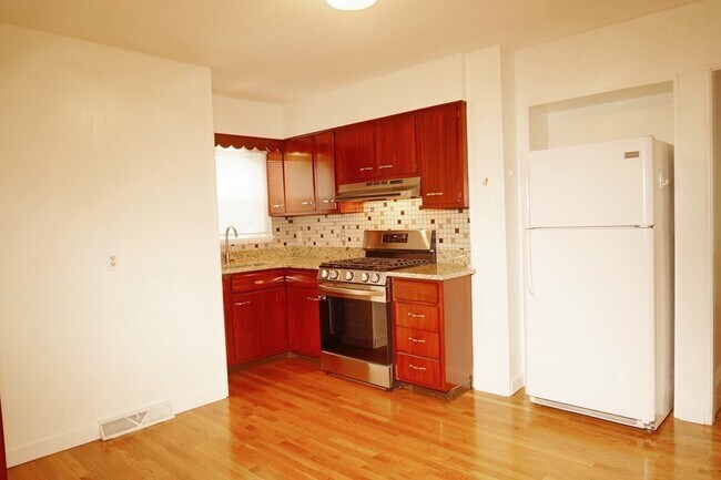 Building Photo - 206 Salem St