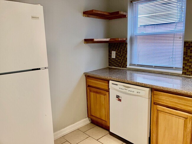 Foto del edificio - Wharton 2bd+Den/1bth w/Private Patio