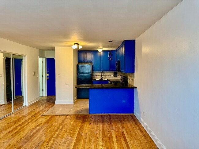 Foto del edificio - 2401 W Balmoral Ave