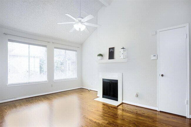 Foto del edificio - 12400 Overbrook Ln