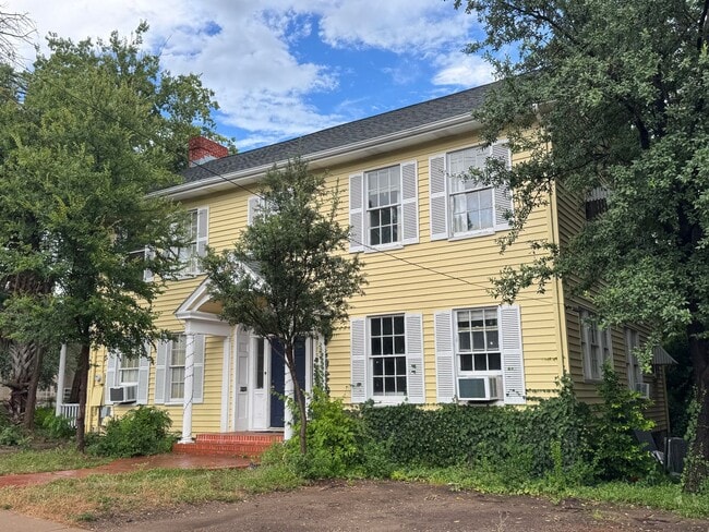 Building Photo - Amazing 7 bed in west Campus for Aug 2026