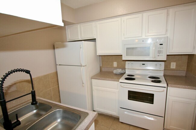 Foto del edificio - 17401 Red Oak Dr