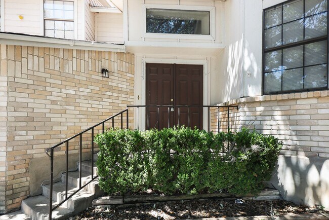 Building Photo - Charming Home Awaits: Spacious & Modern Li...