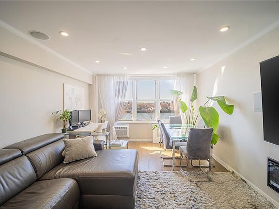 Foto del edificio - 1625 Emmons Ave