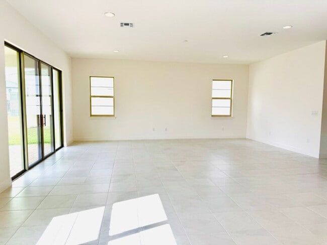 Foto del edificio - Home For Rent In Saint Cloud with 5 Bedroom/3 Baths